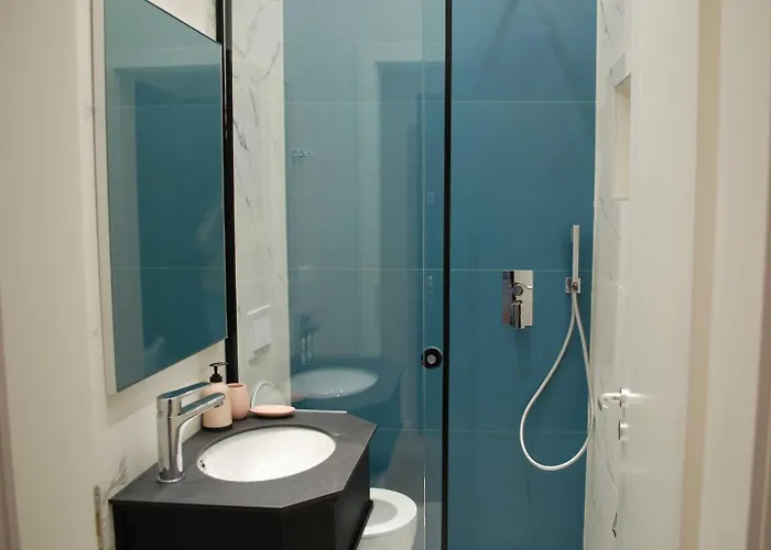 Lindi's 8/2 Τίρανα