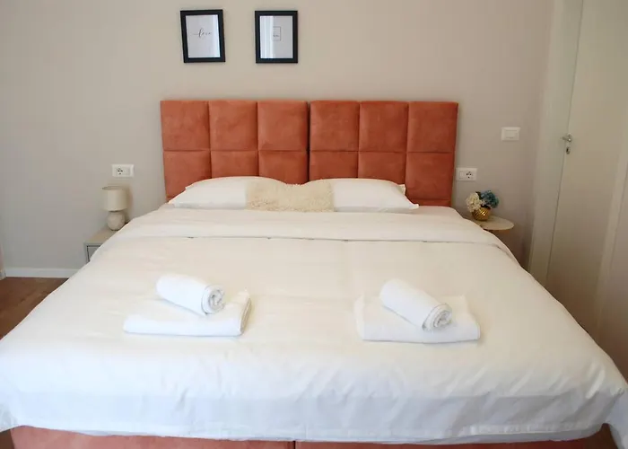 Lindi's 8/2 Τίρανα